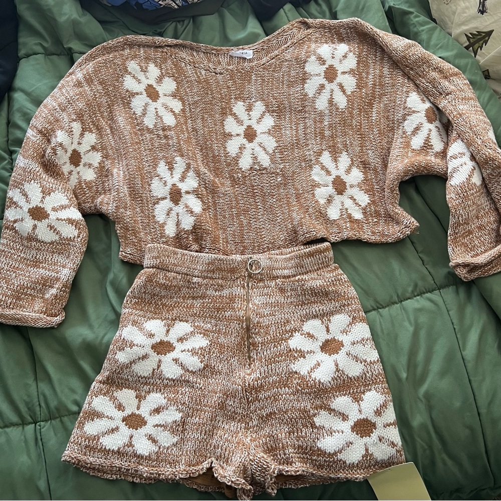 Medium yllw the label 80’s pull over an shorts NWT